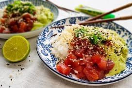 Verse tonijn met avocadopuree, wakame, sushirijst en panko-sesamkruimels