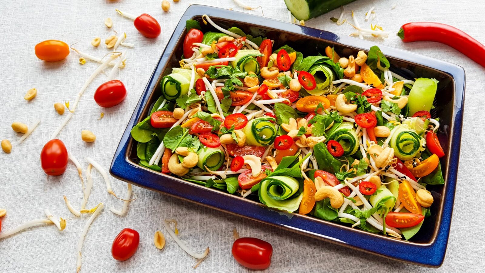 Thaise salade met komkommer, taugé, cherrytomaatjes en cashewnoten met een dressing van vissaus en limoen