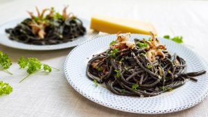 Zwarte spaghetti met inktvis en knoflook (spaghetti al nero di seppia)