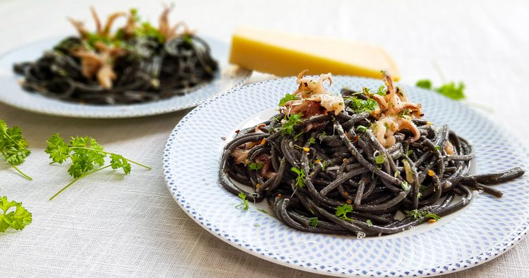 Zwarte spaghetti met inktvis (spaghetti al nero di seppia)