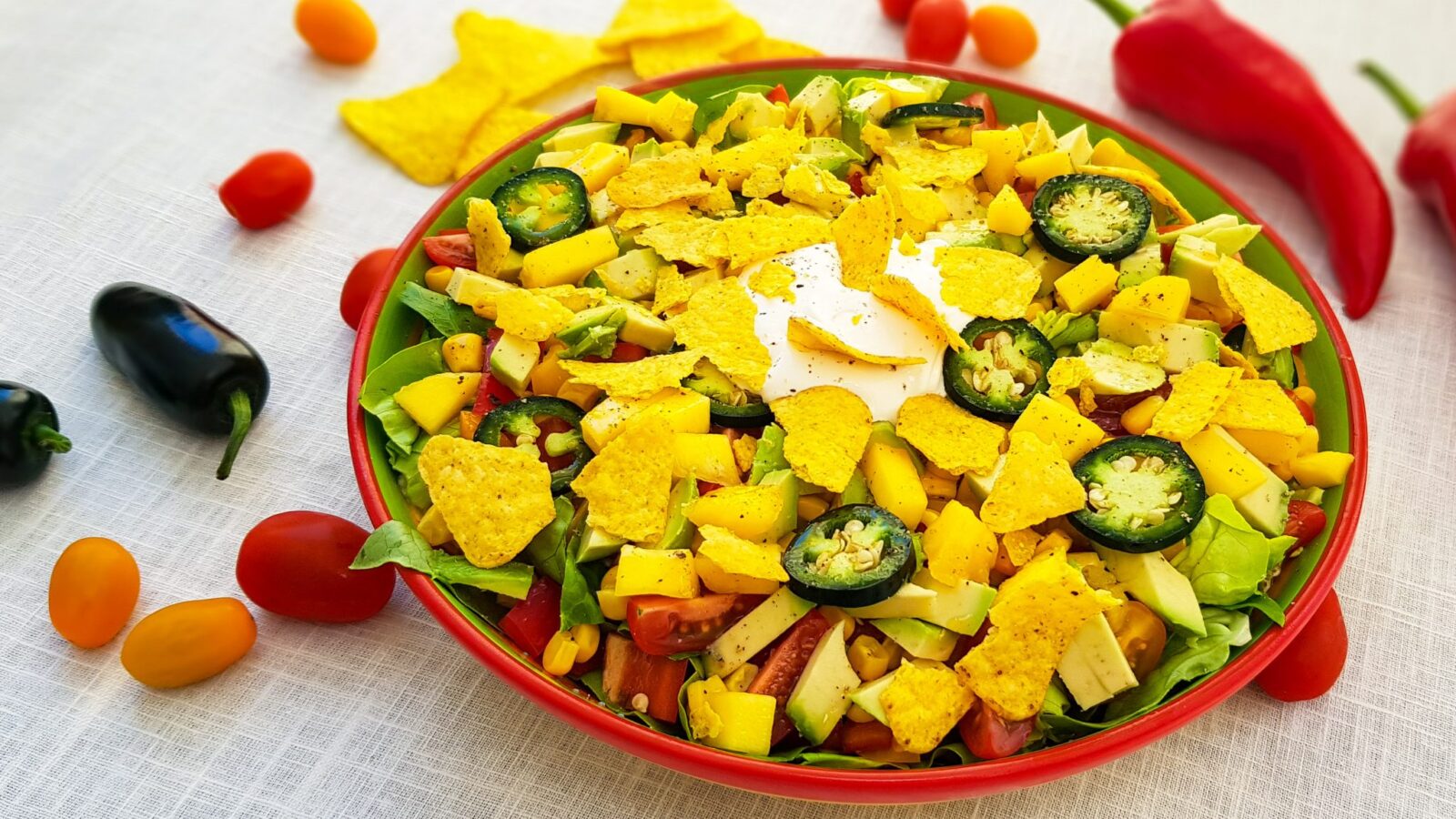 Mexicaanse salade met jalapeñopepers, mango en tortillachips