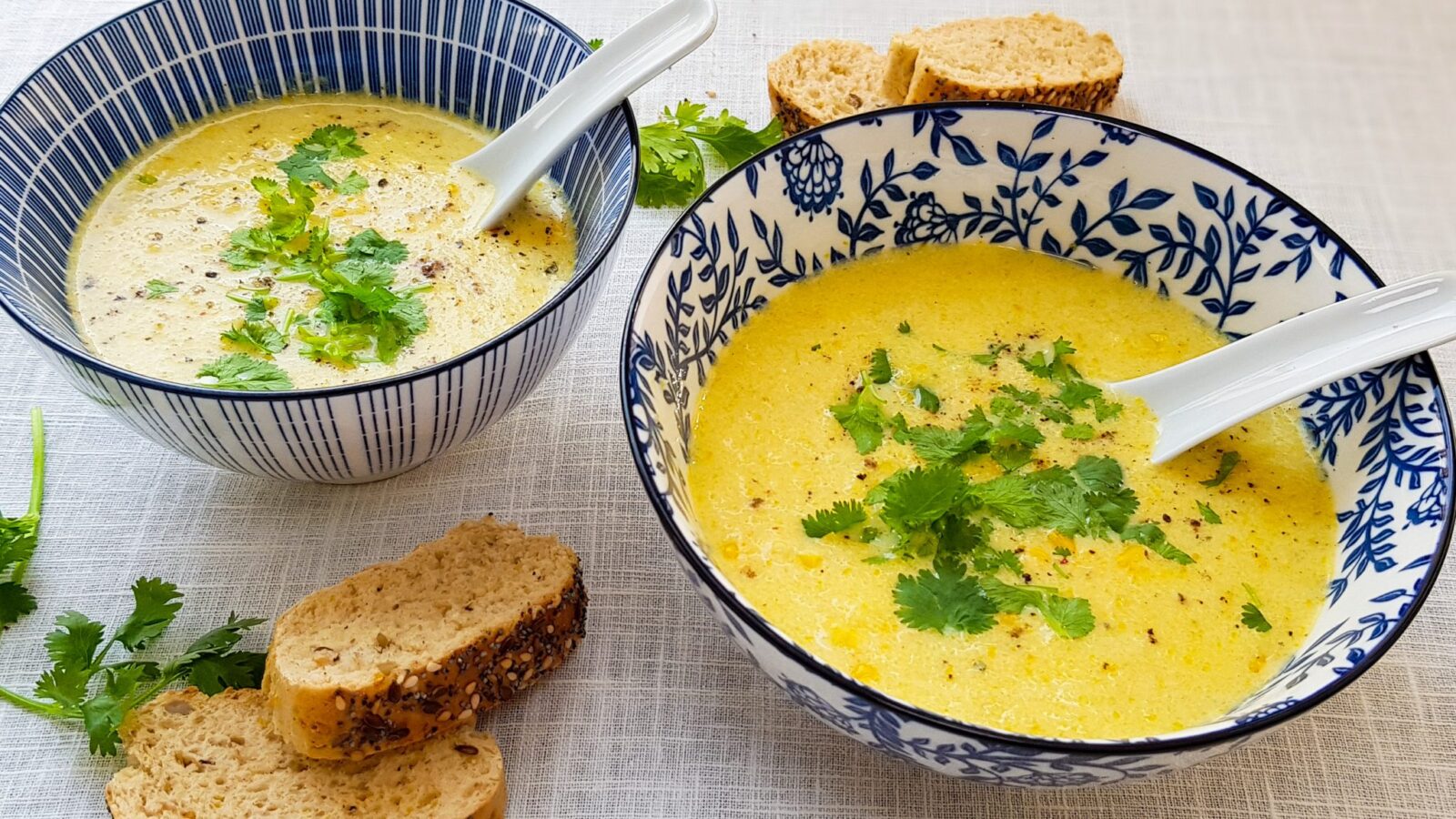 Gele courgettesoep met kokosmelk en mais