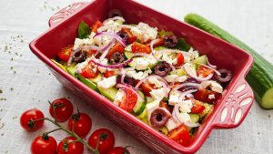 Griekse salade met kalamata olijven, feta, tomaatjes en komkommer