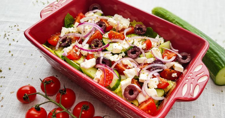 Griekse salade met kalamata olijven en feta