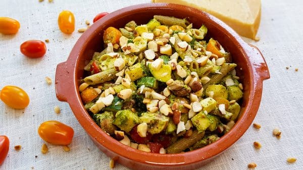Pastasalade met zelfgemaakte pesto Pastasalade met zelfgemaakte pesto
