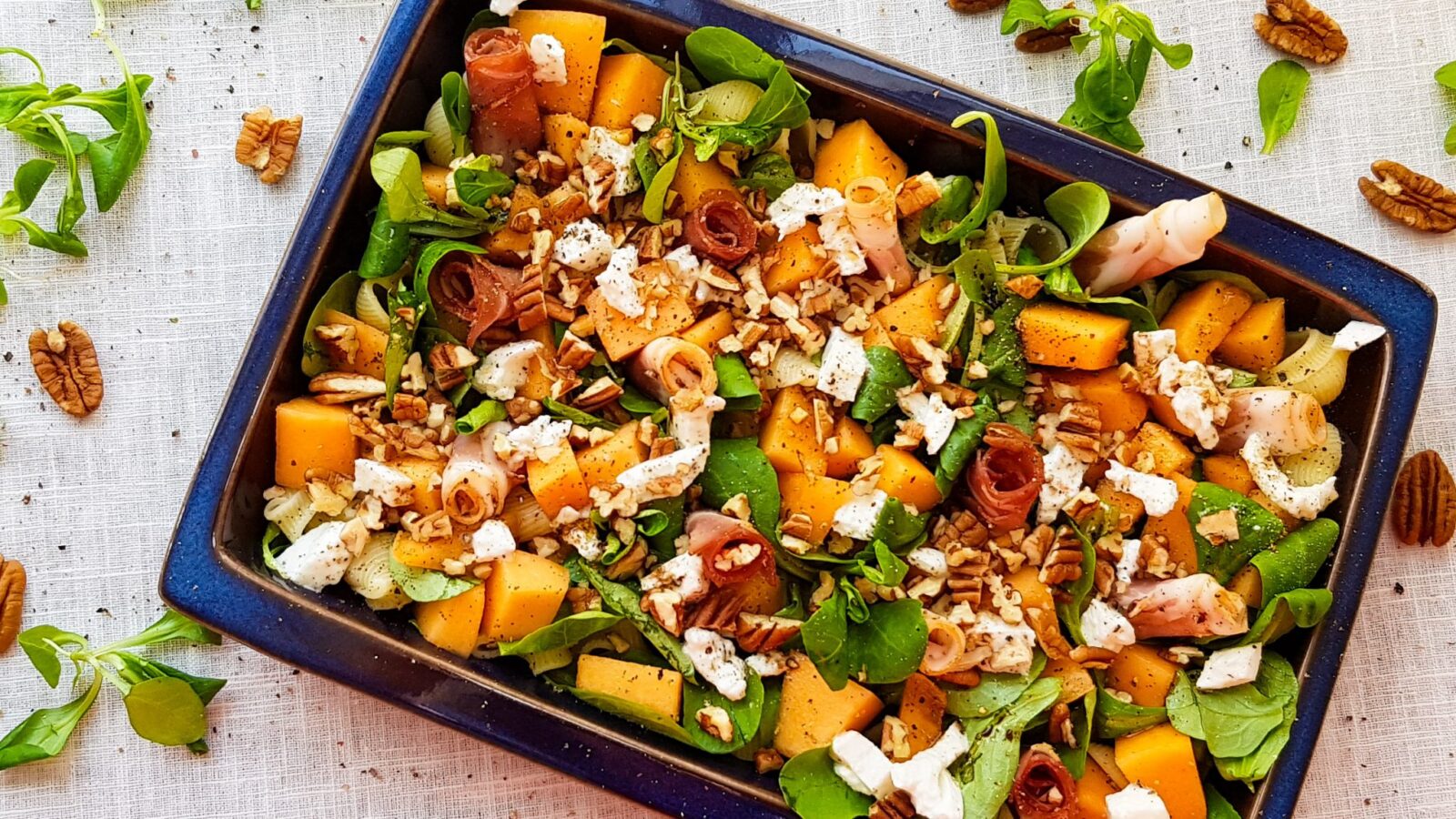 Pastasalade met cantaloup meloen, parmaham, mozzarella en pecannoten