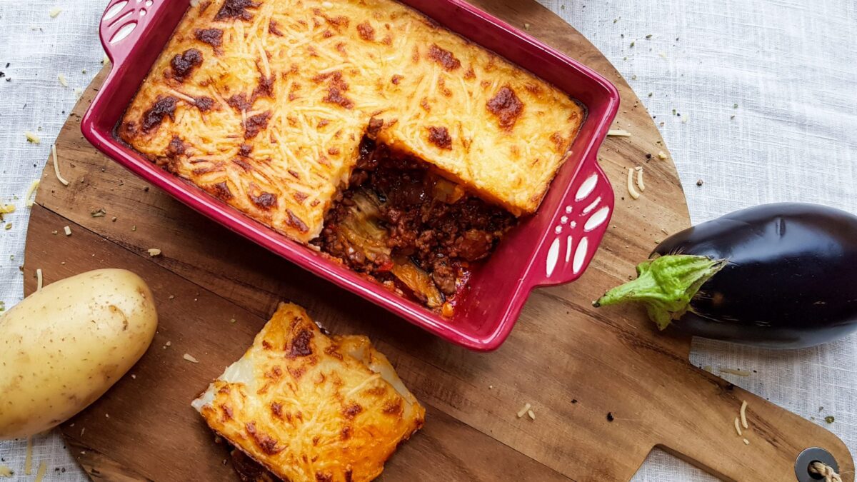 Moussaka uit de oven met aubergine, gehakt, aardappel en bechamelsaus