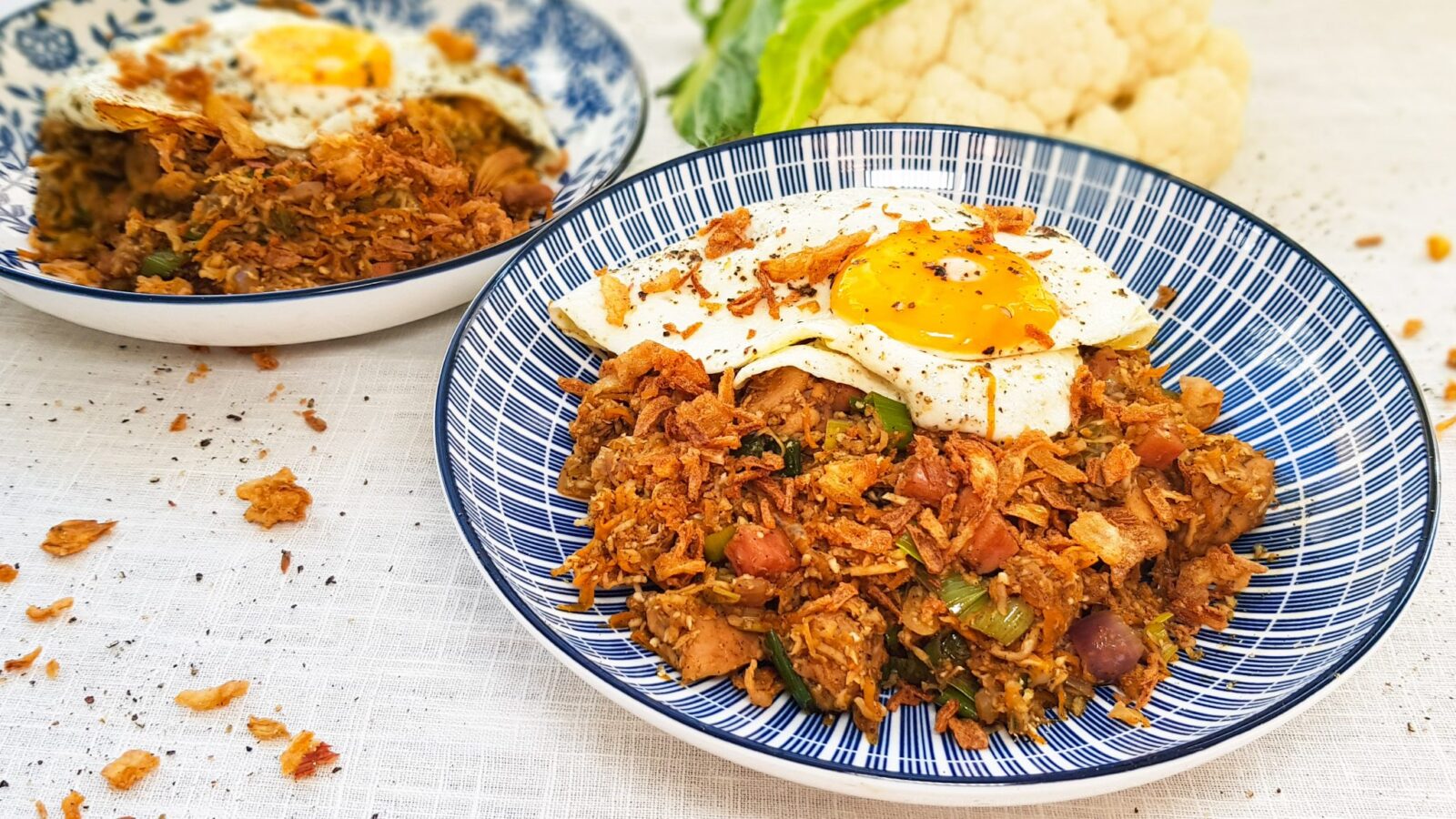 Surinaamse nasi met bloemkoolrijst, kip en hamblokjes