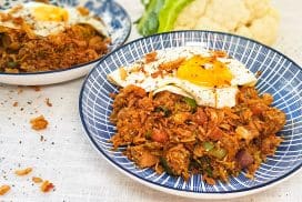 Surinaamse nasi met bloemkoolrijst, kip en hamblokjes
