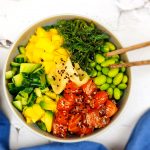 Sushibowl met gemarineerde zalm en mango