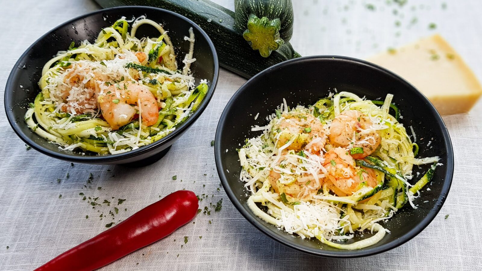Courgetti met knoflookgarnalen en rode peper