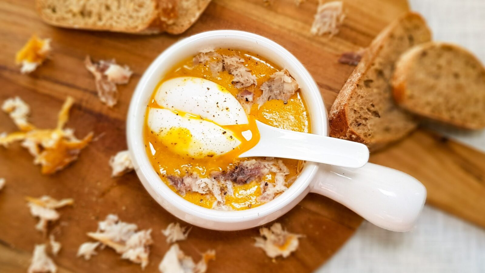 Mexicaanse maïssoep met bier, gerookte makreel en een zachtgekookt eitje