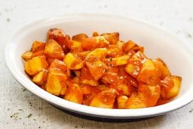Patatas Bravas (Spaanse gefrituurde aardappeltjes met pittige saus)