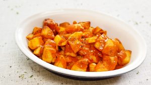 Patatas Bravas (Spaanse gefrituurde aardappeltjes met pittige saus)