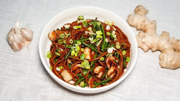 Surinaamse vegetarische bami Surinaamse vegetarische bami