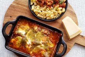 Italiaanse kalfsgehaktballetjes in tomatensaus met mozzarella en groene pesto uit de oven