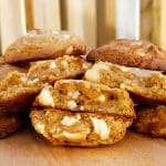 Chocolate chip cookies met witte chocolade en macademia nootjes