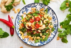 Vietnamese gambasalade met noedels en koriander