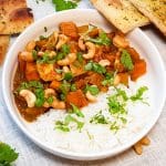 Pompoencurry met halloumi, zoete aardappel en cashewnoten