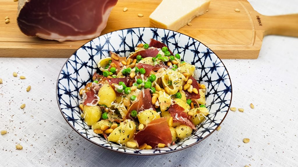 Pasta in roomsaus met parmaham en erwtjes