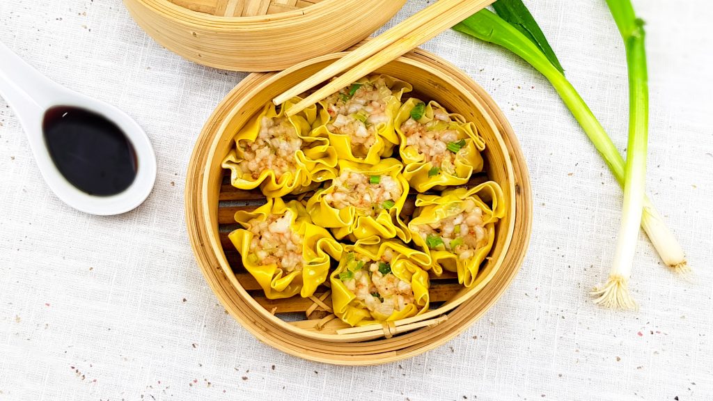 Siu mai dim sum met garnalen, lente ui en sojasaus