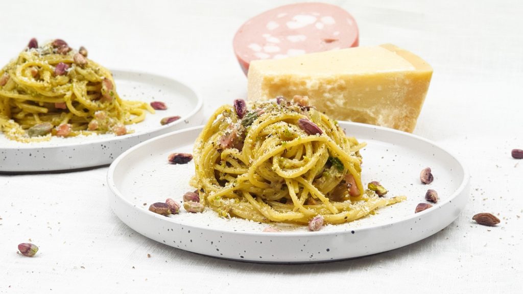 Spaghetti met pistache roomsaus en mortadella