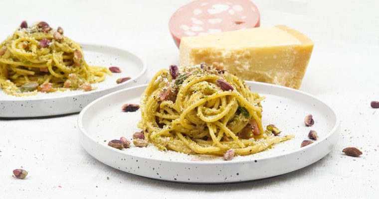 Spaghetti met mortadella en pistachenootjes