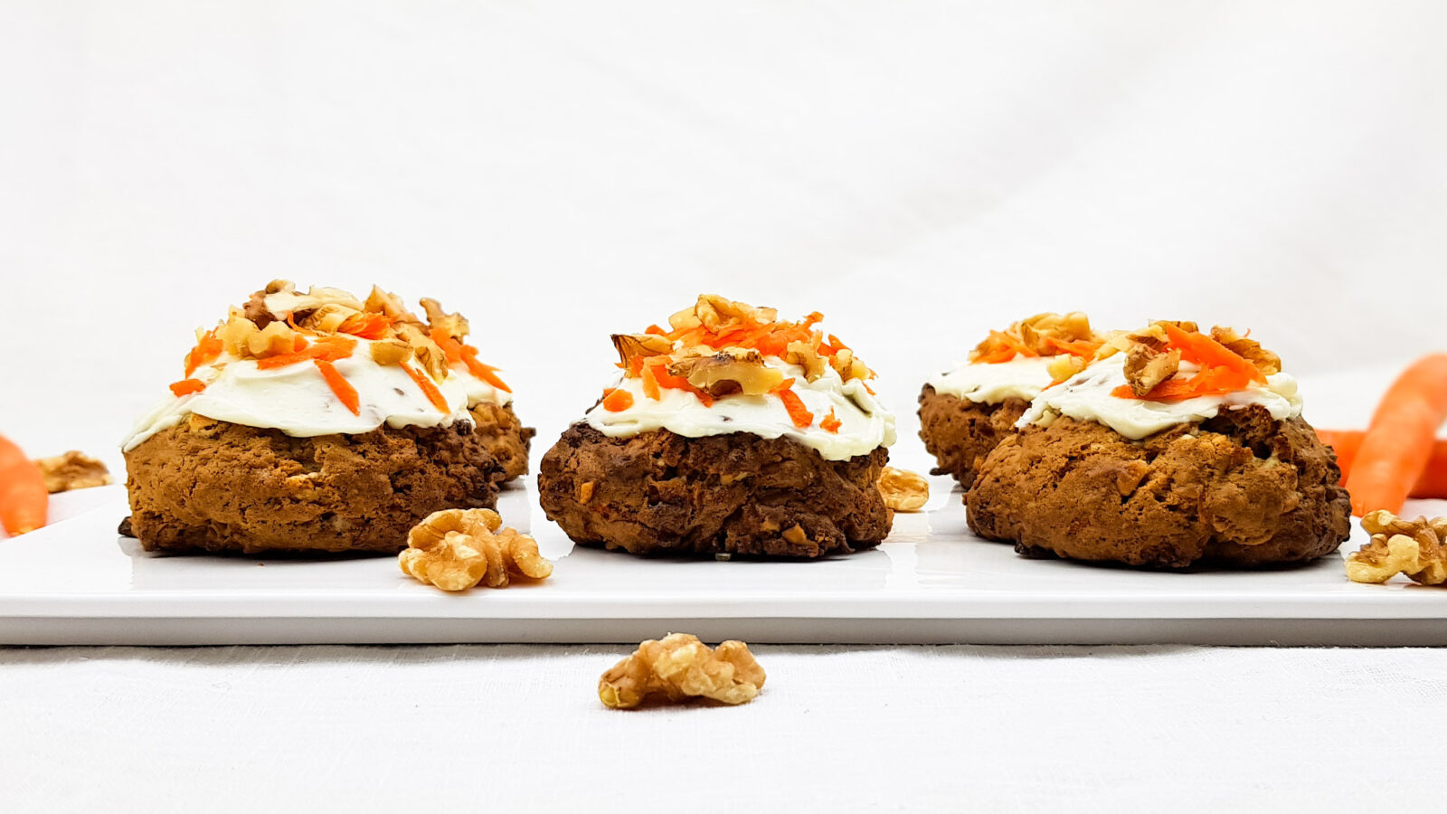 Carrot cake cookies met walnoten en frosting