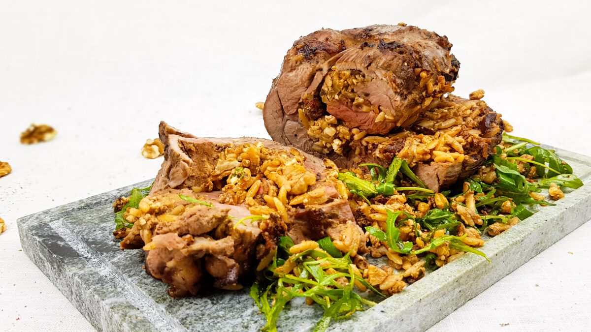 Gevulde kalkoen rollade met orzo, walnoten, feta en olijven
