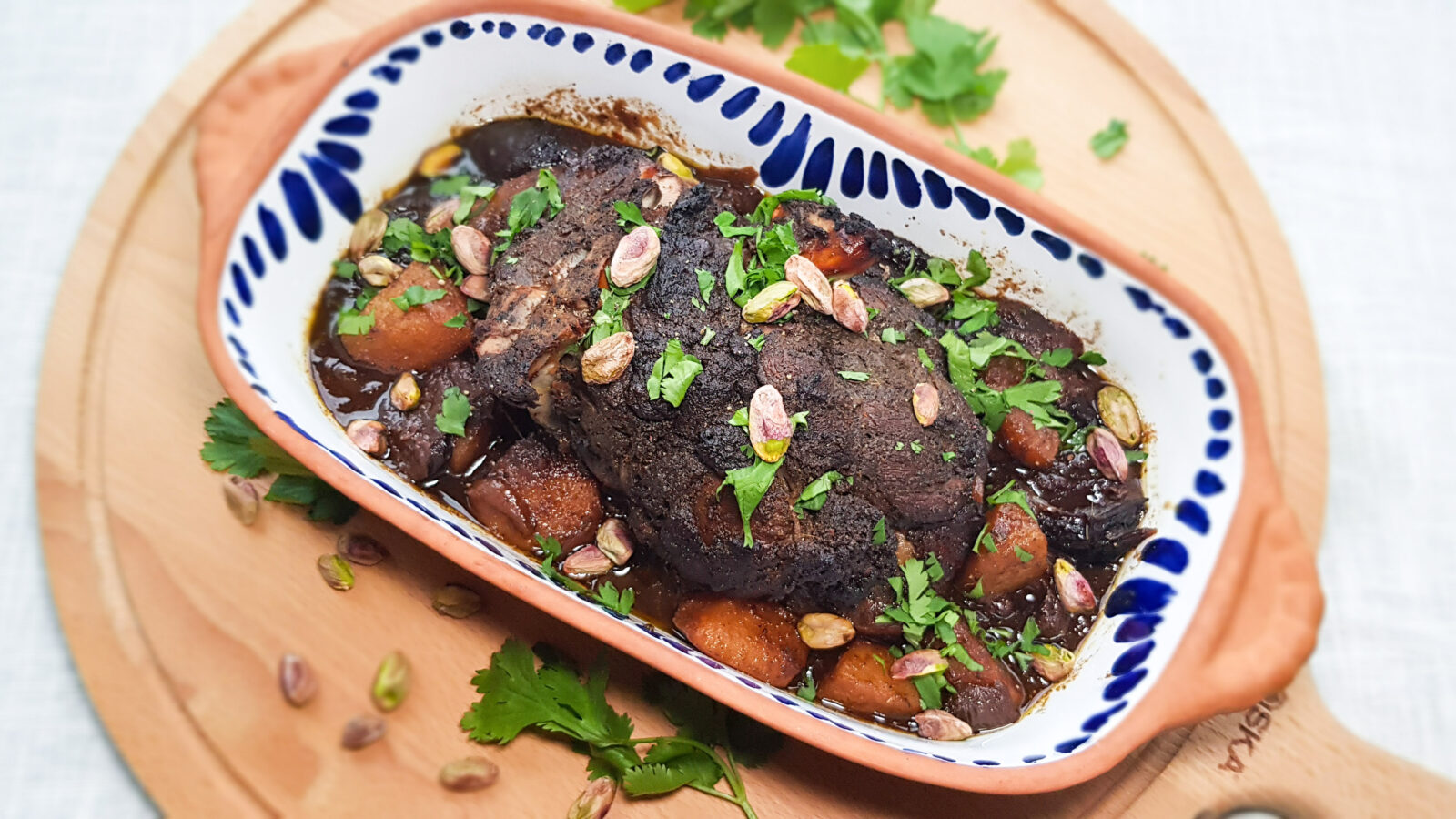 Lamsbout met pruimen en honing uit de oven