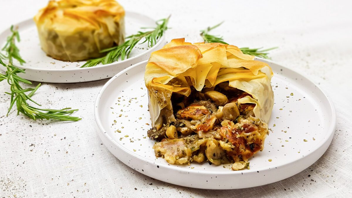 Krokante filodeeg taartjes met paddenstoelen, truffelolie en halloumi
