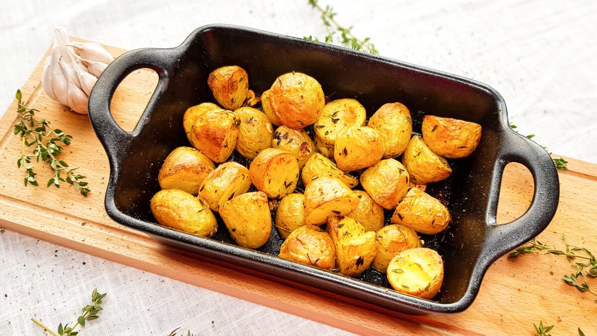 Gebakken aardappeltjes met knoflook en tijm uit de oven