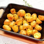 Gebakken aardappeltjes met knoflook en tijm uit de oven