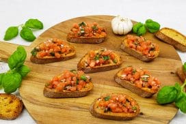 Bruschetta met tomaten, knoflook en basilicum