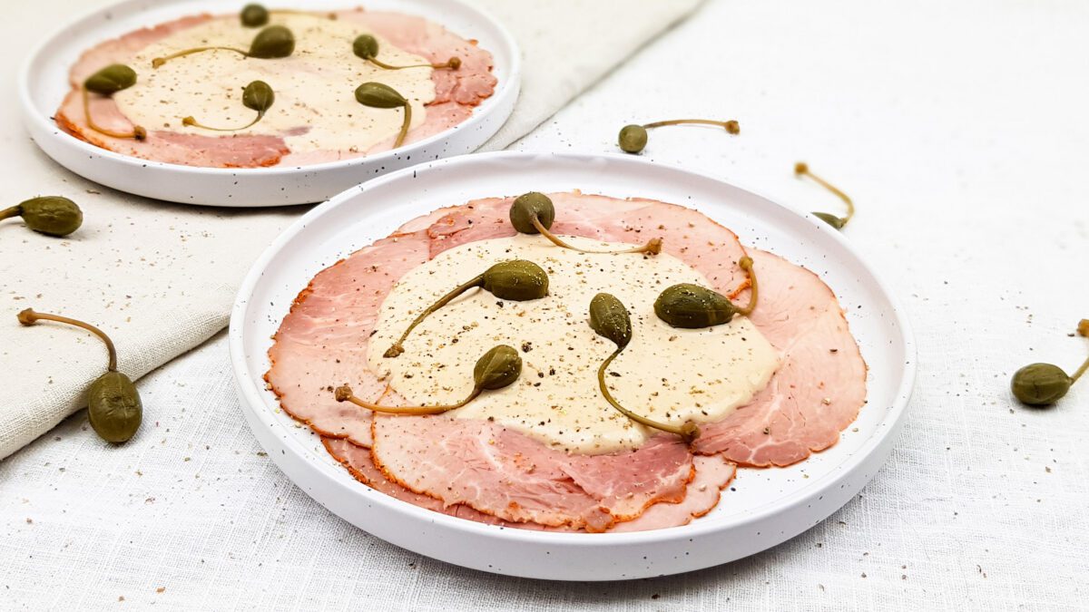 Vitello Tonnato met tonijn-ansjovis mayonaise en appelkappers