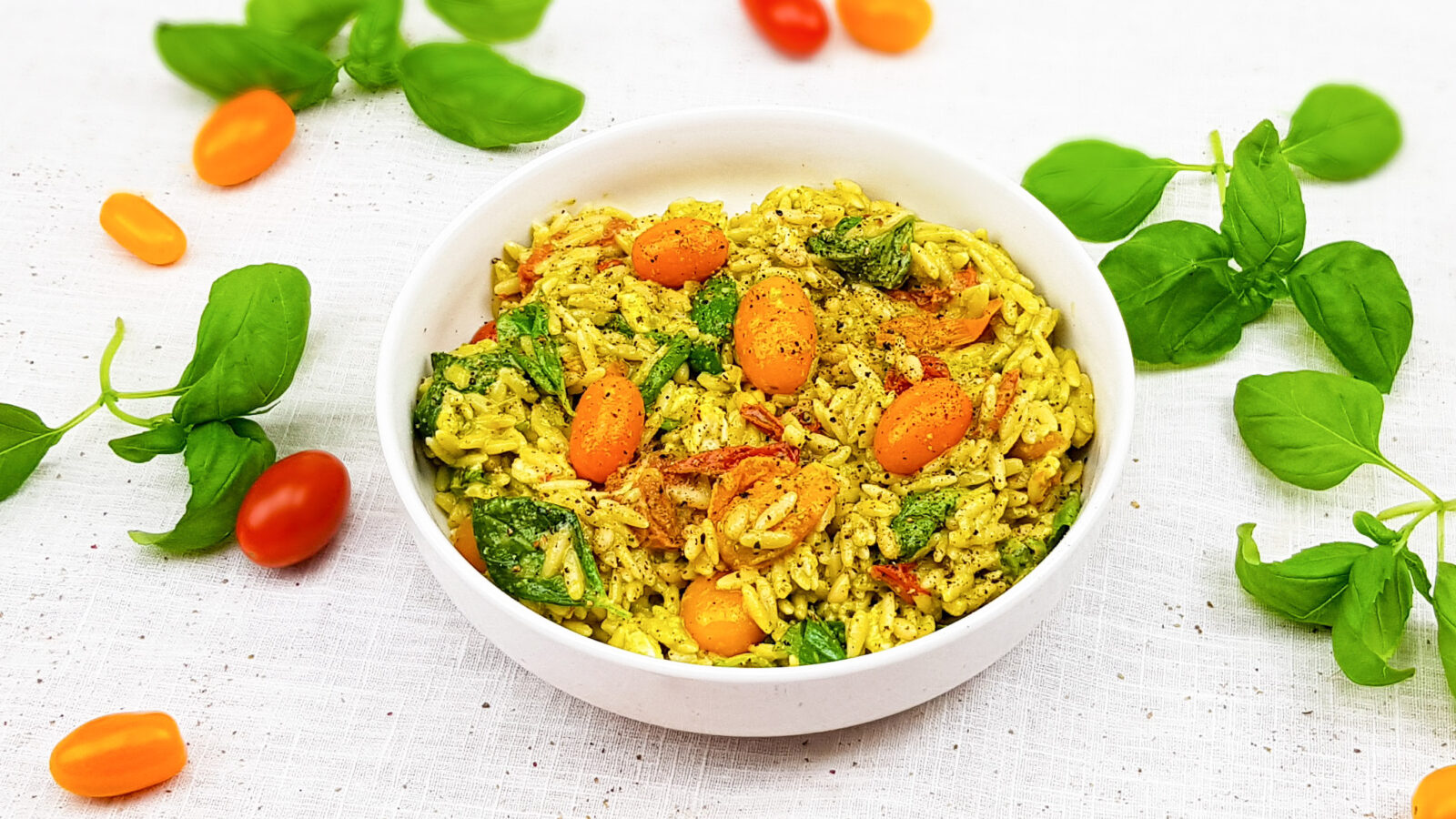 Orzo caprese salade met groene pesto en pijnboompitjes