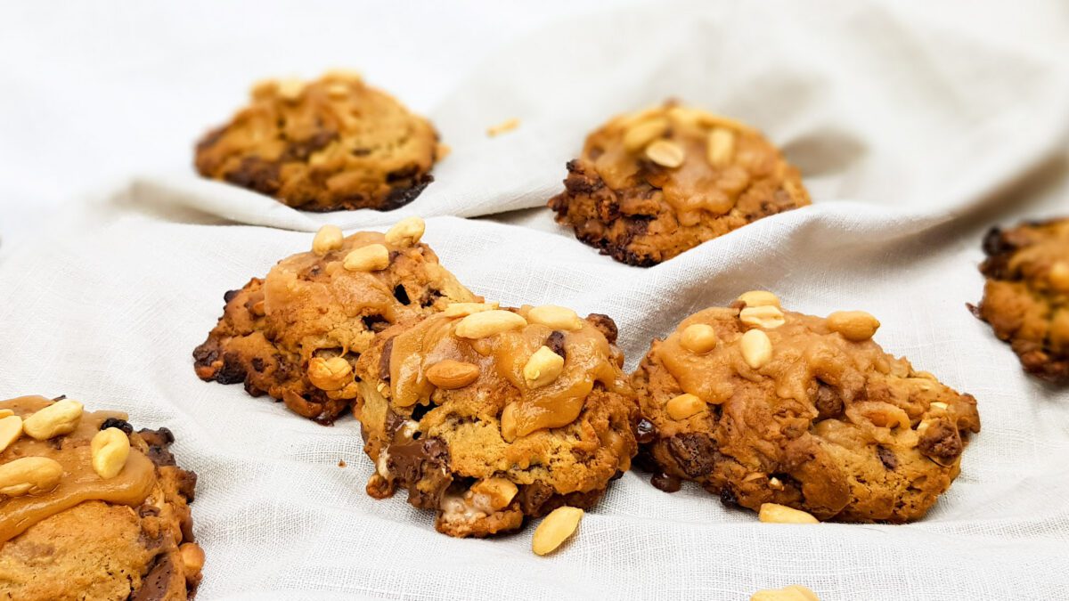 Snickers koekjes met karamel fudge en pinda's
