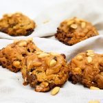 Snicker koekjes met karamel fudge en pinda's