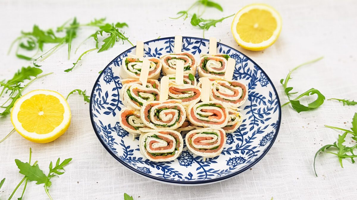Zalm wrap hapjes met roomkaas, rucola en citroen