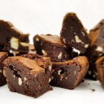 Supersmeuïge fudge brownies met witte chocolade