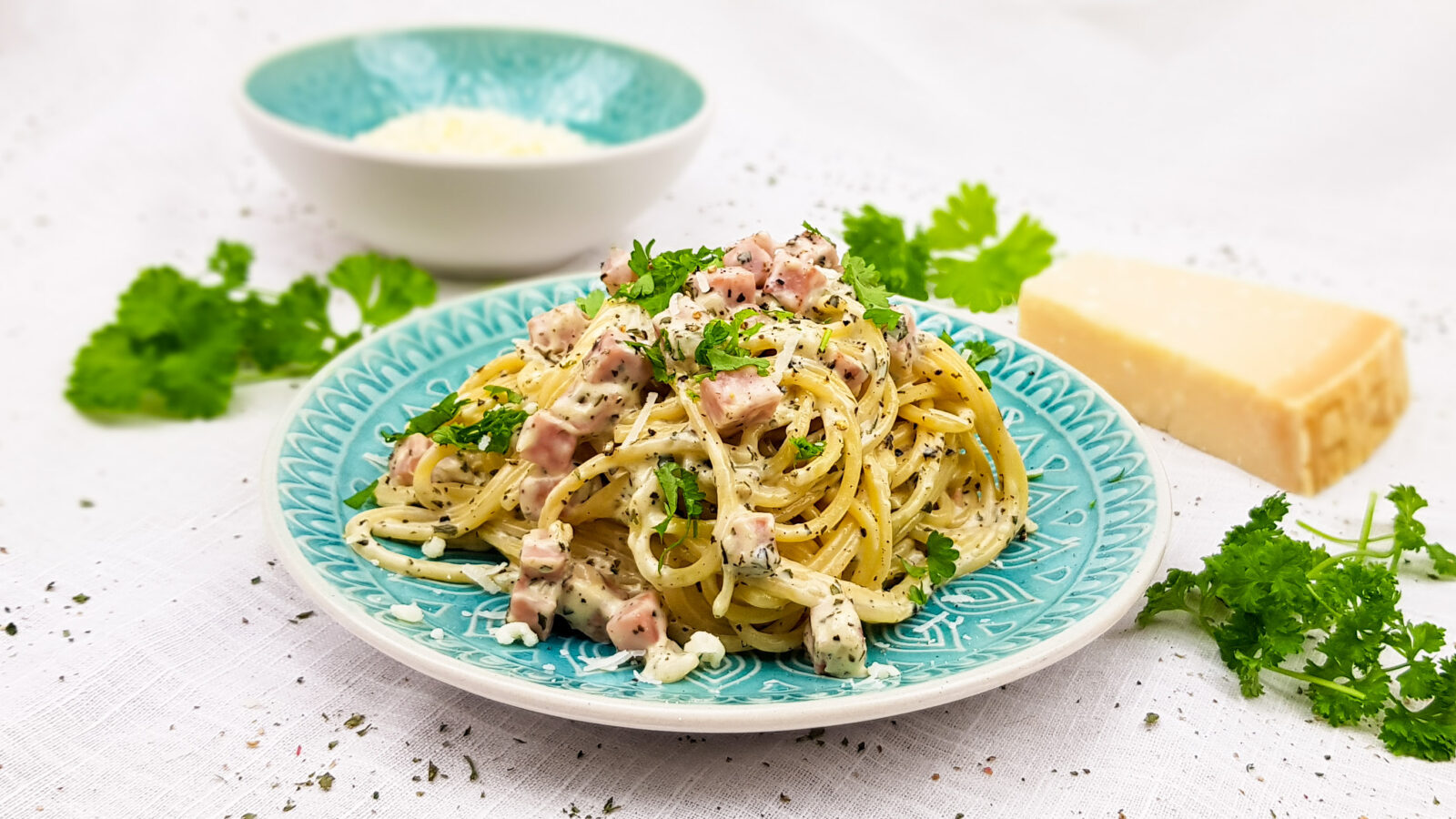 Pasta met roomkaas, hamblokjes, mozzarella en parmezaanse kaas