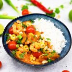 Thaise rode curry met gamba's, aardappelen en amandelen