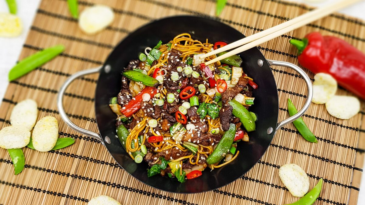 Chinese mie met sojaspeklapjes, sugarsnaps, paprika, paksoi en sesam