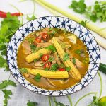 Groene curry met kippendijen, Thaise aubergine en babymais
