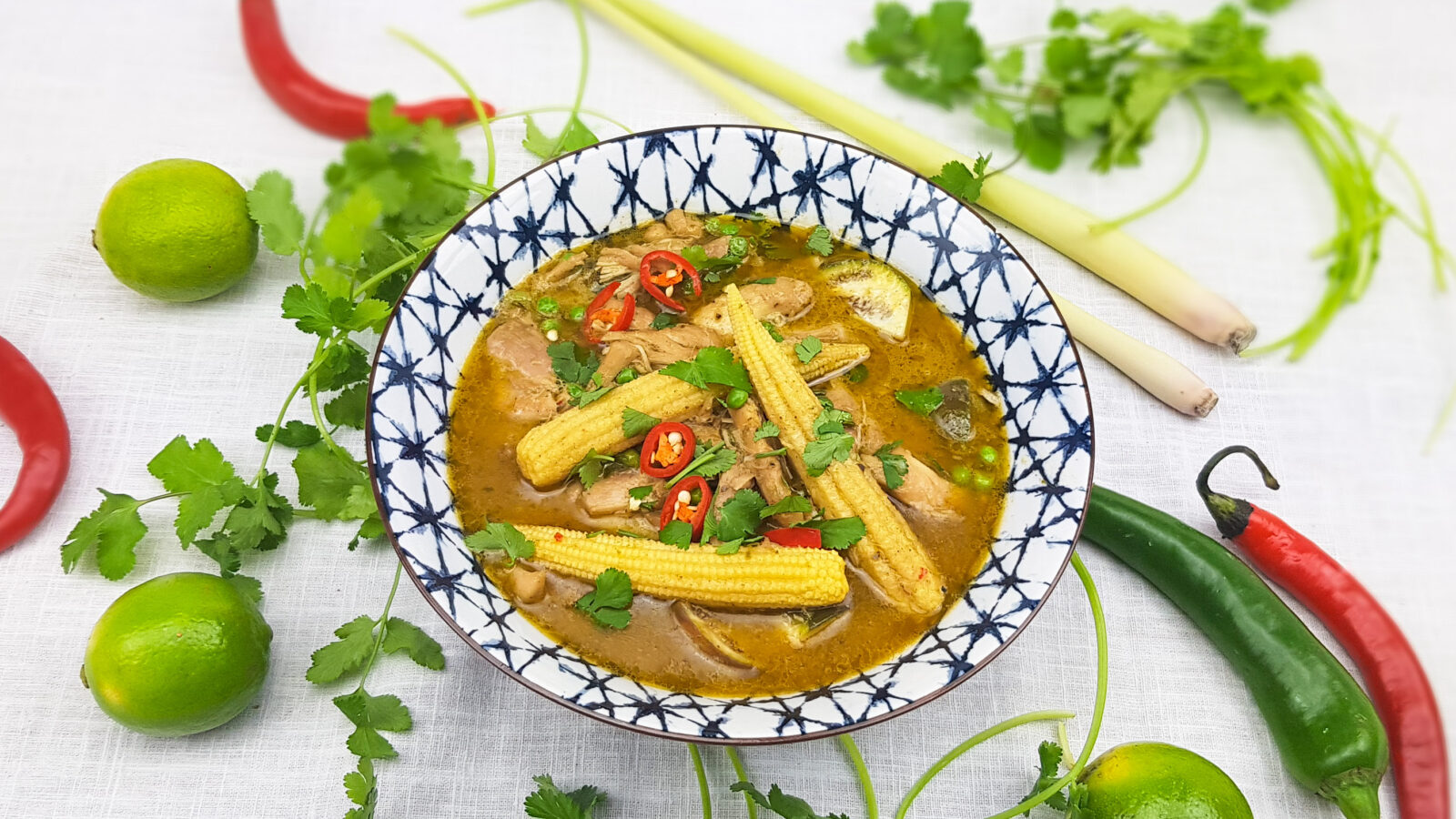 Groene curry met kippendijen, Thaise aubergine en babymais
