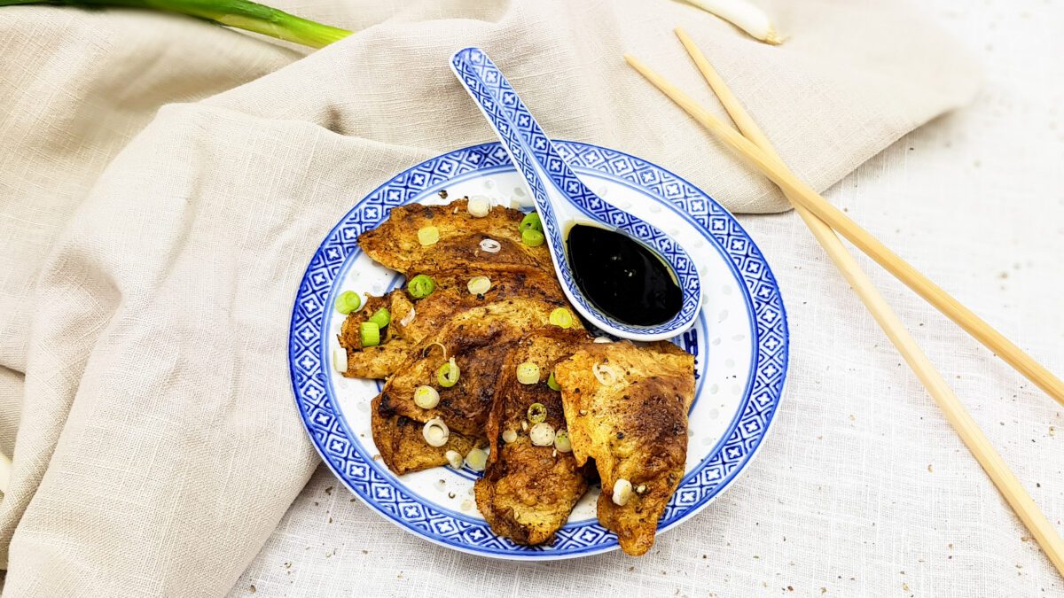 Dumplings van ei met varkensgehakt, lente ui en sojasaus