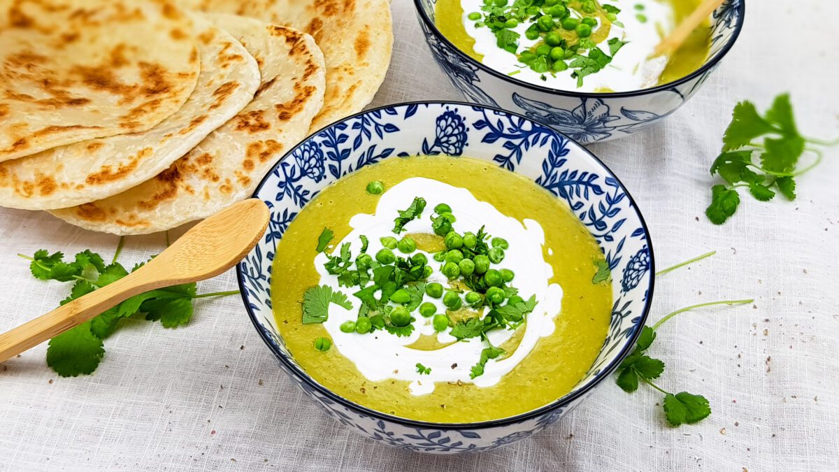 Doperwtensoep met groene curry en noedels