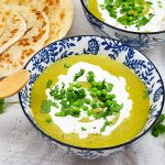 Doperwtensoep met groene curry en noedels