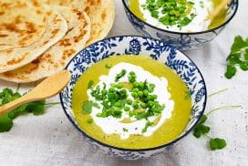 Doperwtensoep met groene curry en noedels