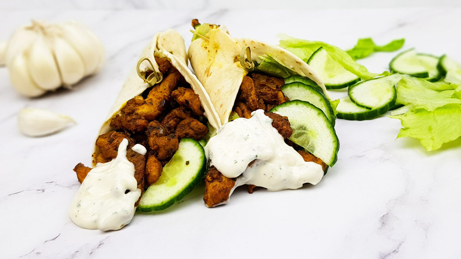 Shoarma wraps met kipshoarma, ijsbergslag, komkommer en knoflooksaus
